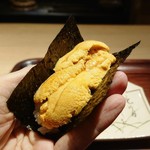 富小路 やま岸 - サンタバーバラ産は初めまして！！
                                隣の友達は名古屋のにい留さんで見たとの事。
                                外国の雲丹も侮れないですな。。。
                                めちゃんこ美味でした(*´罒`*)