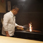 富小路 やま岸 - 藁でパチパチ。。。炙られてるのは。。