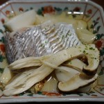 富小路 やま岸 - 太刀魚の煮込みに松茸。
      僕は今年、初でした✨