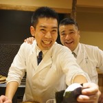 富小路 やま岸 - 後ろから援護もあります(笑)
      押し寿司に焦点合わないwww