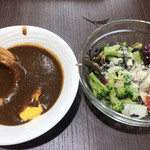 Tkp Cafe＆Banquet - 朝食ビュッフェ１２００円。カレーとサラダ。トマトにも味付けがされています。サラダは、ポテト、春雨、人参ラペ、ブロッコリーマリネと４種類もあります( ◠‿◠ )