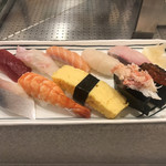 Tsukijisushikou - ランチ握り９６０円。赤身、タイなど。イカが苦手と話すと、ホタテに変更していただきました)^o^(
                      海老が、ランチ価格とは思えぬ、かなりのレベルのもので、とても美味しかったです（╹◡╹）