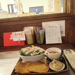 保護猫カフェmataxtabi - RAWタコス　窓越しにねこルームが見えるミャ