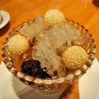 神楽坂 龍公亭 - 中国茶あんみつ550円也。胡麻団子がアツアツ。ユニークなデザートやね