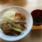 焼肉 笑 - カルビ丼肉増950円