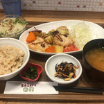 サクラ食堂 - 鶏と根菜のグリル定食、980円