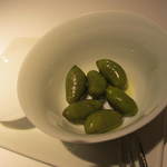 レフェルヴェソンス - まずはオリーブのピクルス。2種の風味でした。