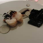 レフェルヴェソンス - 余市のあんこうのポワレです。黒大根に黒キャベツが添えられて