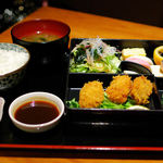 猿蔵 - 季節の猿蔵弁当 カキフライとブリ刺身（980円）