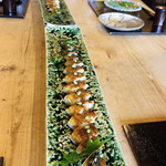 徳山鮓 - 鰻の蒲焼。ロングロングな焼き皿！映えますね！
      (๑>◡<๑)