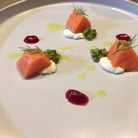 イル・チェントリーノ - 低温調理のサーモン 西洋山葵のサワークリーム、ビーツのソース