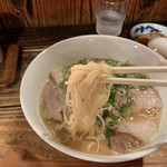 ラーメン屋 - 細めの麺、これまた上手いことスープを絡めてるんですね、