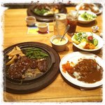 ブッチャーズテーブル - 今日食べたのは、千円ステーキ～(^o^)
            鉄板料理にはサラダバーが付いて、以前よりお得感いっぱいです。
            今度は息子も一緒に連れて来よう(^_−)−☆