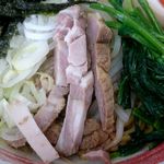 江戸川ラーメン 角久 - 江戸川ラーメン 角久 ＠中葛西 油ソバにトッピングされる刻みネギ・刻みチャーシュー・ほうれん草