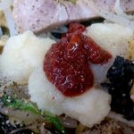江戸川ラーメン 角久 - 江戸川ラーメン 角久 ＠中葛西 油ソバにおろしニンニク・唐辛子味噌・黒胡椒を投入