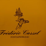 フレデリック カッセル 銀座三越店 - 紙袋のお店のロゴ