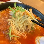 Hachiban Ramen - 麺は野菜らーめんと同じ太麺で、中に野菜らーめんと同じ野菜炒めが隠れています