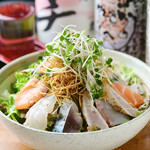 なだ飯家の海鮮まぜサラダ ～かくれた豆腐とパリパリ麺、お刺身のせの贅沢サラダ～