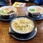 大砲ラーメン - 手前が野菜ラーメン、奥が昔ラーメン