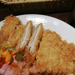 かれー工房のえる - とんかつは薄い分、カツカレーには適しています。