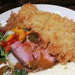 かれー工房のえる - ローストビーフ、サラダ等彩りが楽しい。