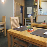 秋本 - テーブル席