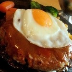 フランス飯屋 ア・ラ・山田亭 - “ハンバーグステーキ目玉焼（サラダ、ライス又はパン、コーヒー付き）1050円”