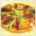 カフェ コム - ソーセージとほうれん草のピザ