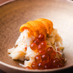 Luxurious use of fresh ingredients! "Hairy crab topped with sea urchin ikura"