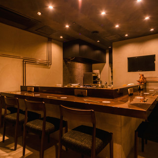铜板的吧台引人注目，宽敞舒适的现代空间
