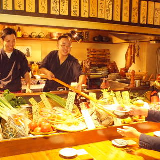 活気があって雰囲気◎人気のカウンター席では、大しゃもじで焼きたてをご提供