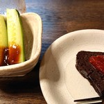 隠れ家 父娘庵 - サービス品。キュウリに田楽味噌。ガトーショコラに爽やかトマトジャム。美味♪
