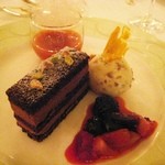 フランス料理 ル・トリアノン - ('12/1)ｼｮｺﾗｶﾞﾄｰとﾗﾑﾚｰｽﾞﾝのｱｲｽｸﾘｰﾑ