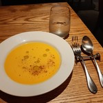 ヴィルゴラ - ひんやりサラッと軽い冷製スープは、黒胡椒とシナモンパウダーがアクセント、えびす南瓜のズッパクレモーザ