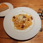 ヴィルゴラ - パンチェッタと玉葱とチーズのソース、グリシャーノ風スパゲッティー二、奥は自家製フォカッチャ