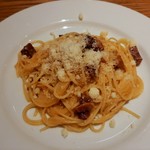 Virgola - 少し細めのスパゲッティー二に、甘味の詰まった玉葱と、ゴロリと存在感のあるパンチェッタがたっぷり