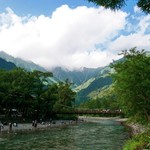 上高地のおみやげや - 奥に見えるのが河童橋です