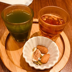 玄三庵 - 前菜3種、左から時計周りに、飲む野菜サラダ、生姜茶、ナッツ