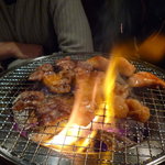 堅田酒場　情熱ホルモン - 炭で焼いて余分な脂を落とします