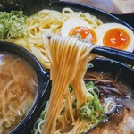 森田屋 - 硬め細めの九州ラーメンの麺。スープがあっさりしてます。