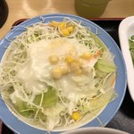 松屋 - 野菜サラダにはフレンチドレッシングをたっぷりかけて。