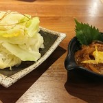 肉汁餃子のダンダダン - 柚子キャベツ　360円　イカの塩辛　360円