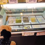 松治郎の舗 - アイスは、はちみつ味だけかと思ったら他のフレーバーもいろいろあったよ。迷っちゃうな～でもここは店舗限定商品のはちみつ最中アイスに。