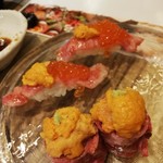 Honki Yakiniku Niku To Meshi Nikuzushi - 肉寿司　バフン雲丹と霜降り