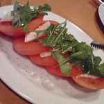 フォーハーツカフェ - トマトとモツァレラチーズ