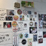 ぶたのほし - 有名人の写真やらが増えましたね！少し右側の壁に貼ってあった歴史的人物写真が、「坂本龍馬、孫正義、デビッド・ボウイ？」に加え「チェ・ゲバラ？、フレディ・マーキュリー（のラミ・マレック）」が追加。