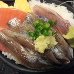 独楽寿司 - 日替り三色丼499円のツマやキューリを避けたver