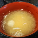 独楽寿司 - 日替り三色丼499円の味噌汁