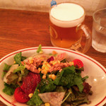 築地トゥットベーネ - 生ビールとセットのサラダ