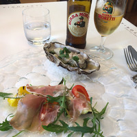 フラットリア - 前菜盛り合わせとビール